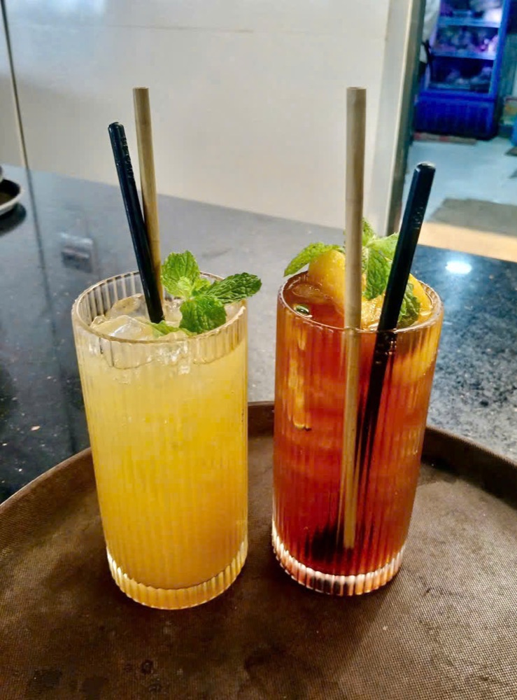 Ống hút cỏ bàng Fresh Straws được dùng trong đồ uống tại quán