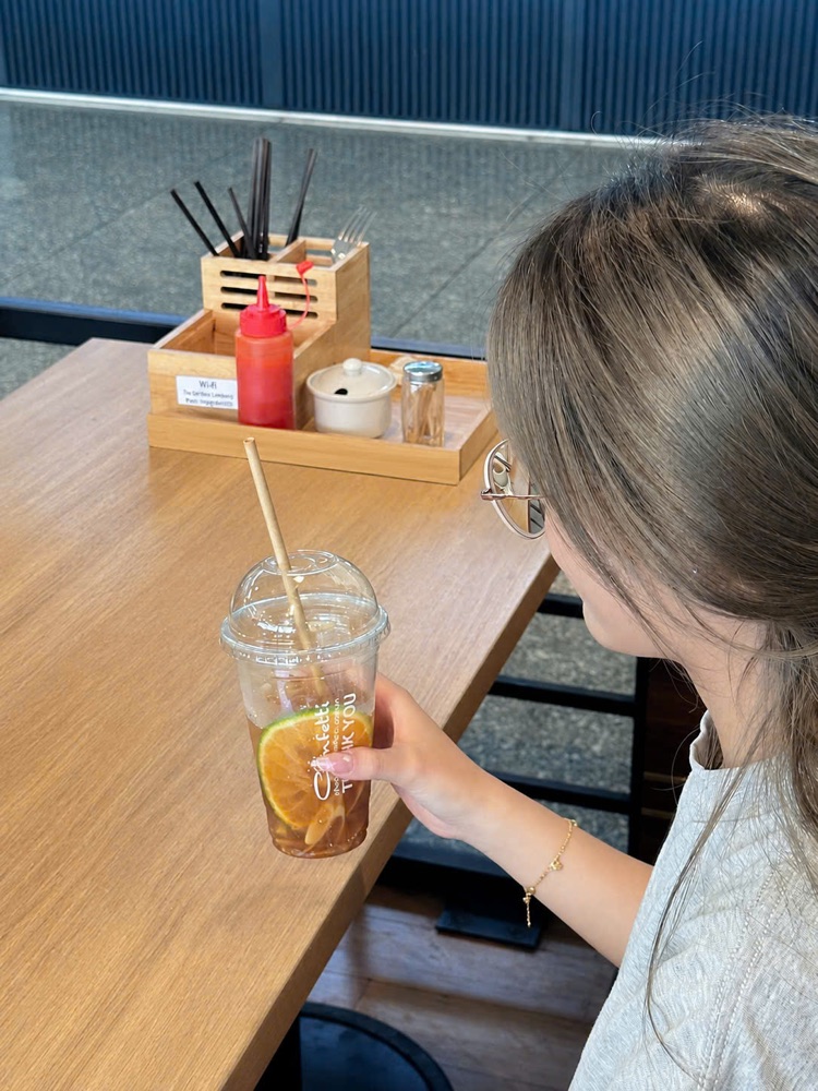 Ống hút cỏ bàng Fresh Straws trong đồ uống nhà hàng