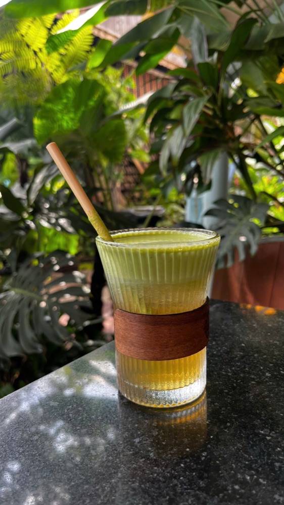 Ống hút cỏ bàng Fresh Straws phục vụ khách hàng