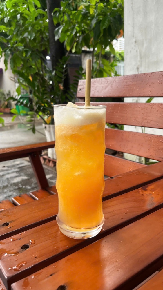 Ống hút cỏ bàng Fresh Straws tại quán ăn uống